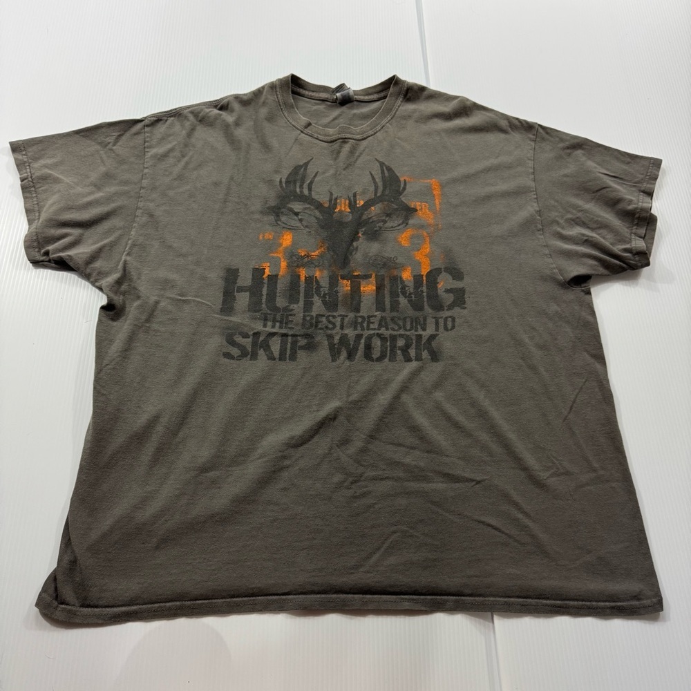 294.‎ Men’s Gildan Brown Short Sleeve Tee with Hunting Graphic (2XL)